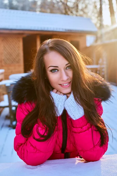 Mulher sorridente em um dia nevado — Fotografia de Stock