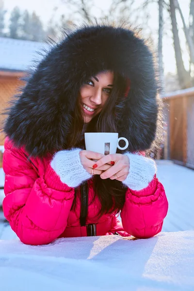 Mujer sonriente bebiendo té caliente — Foto de Stock