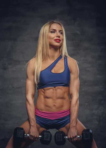 Blondes Fitness-Model posiert mit Hanteln — Stockfoto