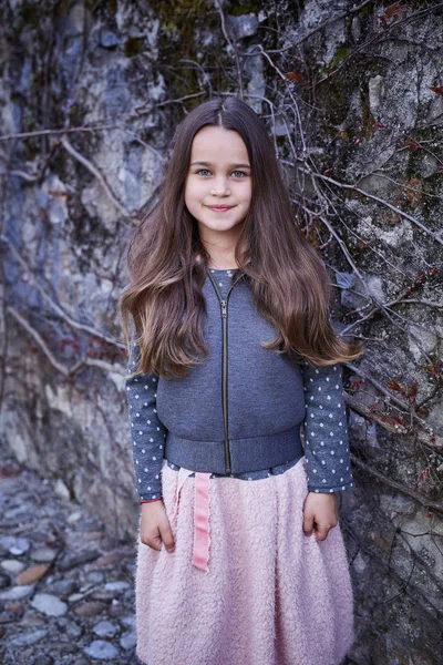 Menina em saia rosa e casaco cinza — Fotografia de Stock