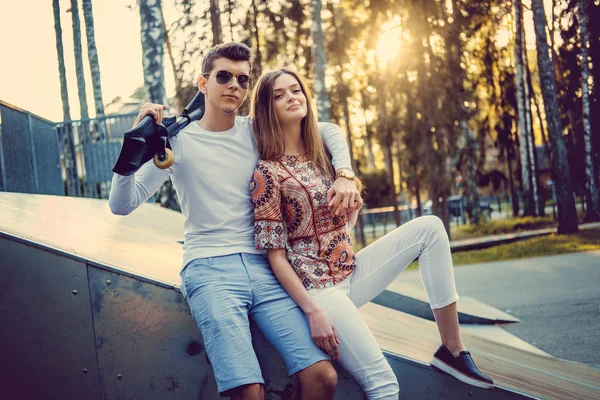 Una pareja posando en el parque de skate de la ciudad . —  Fotos de Stock