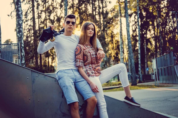 Um casal posando no parque de skate da cidade . — Fotografia de Stock