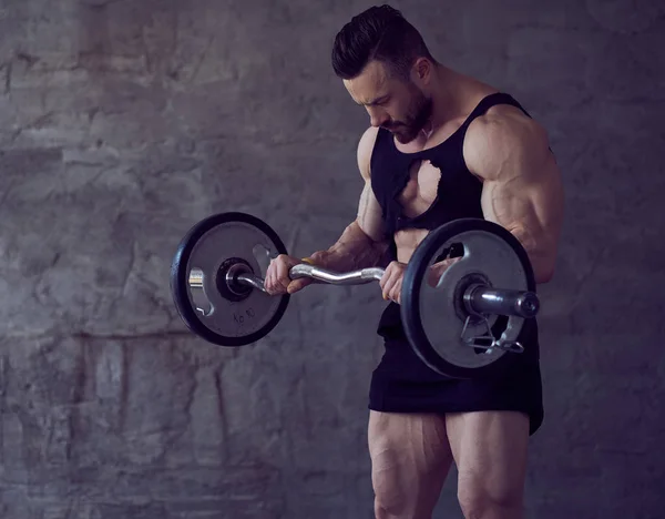 Barbell ile çalışma dışarı sakallı vücut geliştirmeci. — Stok fotoğraf