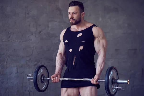 Γενειοφόρος bodybuilder που εργάζονται έξω με barbell. — Φωτογραφία Αρχείου