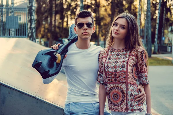 Una pareja posando en el parque de skate de la ciudad . —  Fotos de Stock