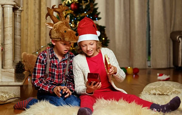 Erkek ve kız Noel Oda dekore edilmiş. — Stok fotoğraf