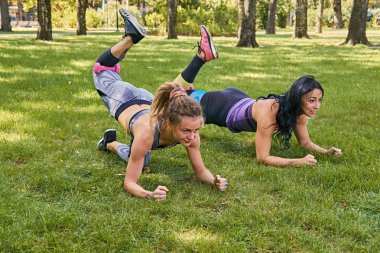 İki kadın bacaklar egzersiz yapıyor