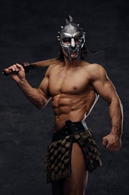 Kaslı adam bir demir kılıç tutan