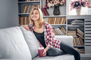 Gülümseyen kadın, bir fincan kahve