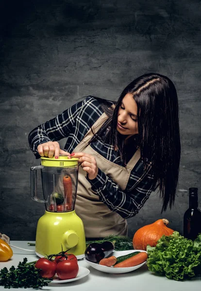 野菜ジュースを準備するシェフ女性 — ストック写真