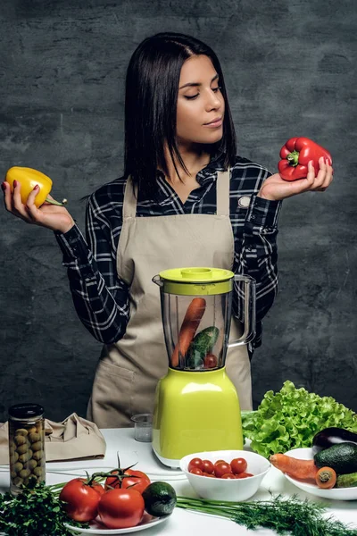 Chef donna in possesso di peperoni dolci — Foto Stock