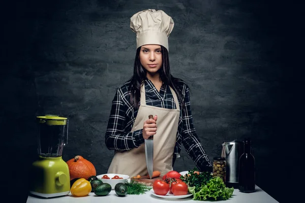 Chef mujer sosteniendo un cuchillo —  Fotos de Stock