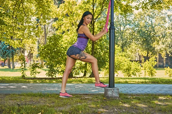 Sportif kız trx şeritler ile egzersiz — Stok fotoğraf