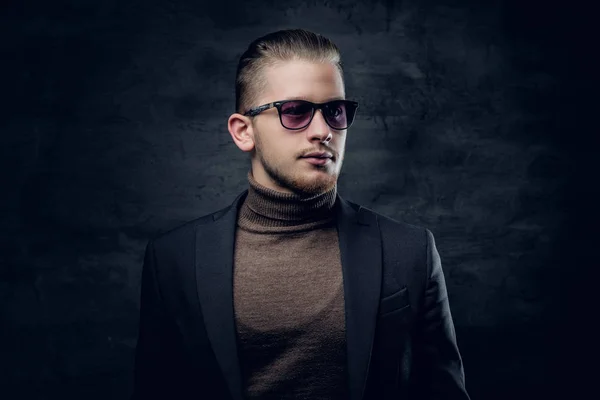 Hombre con gafas de sol y suéter de cuello de tortuga — Foto de Stock