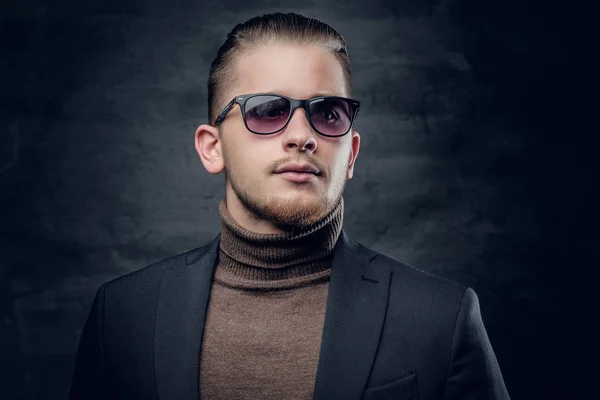 Uomo con occhiali da sole e maglione a collo alto — Foto Stock