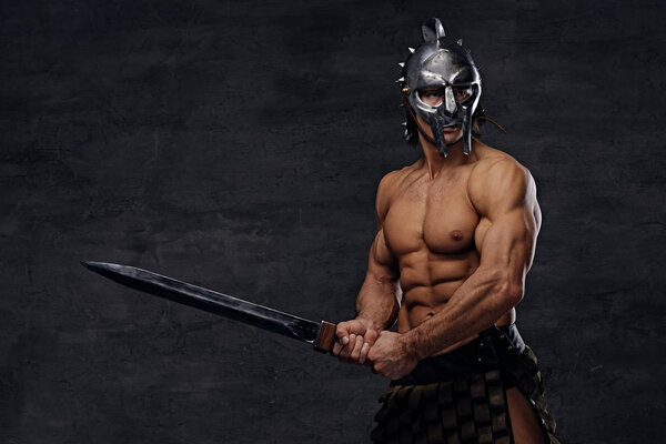 Мускулистый человек держит железный меч
