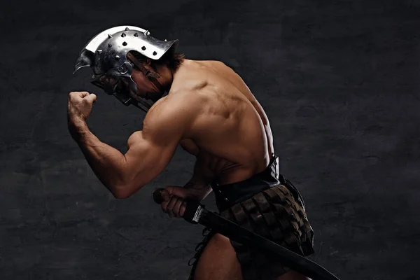 Atletische man in zilveren gladiator helm — Stockfoto