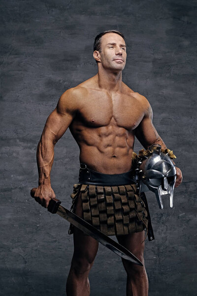 Мускулистый человек со шлемом и мечом
 