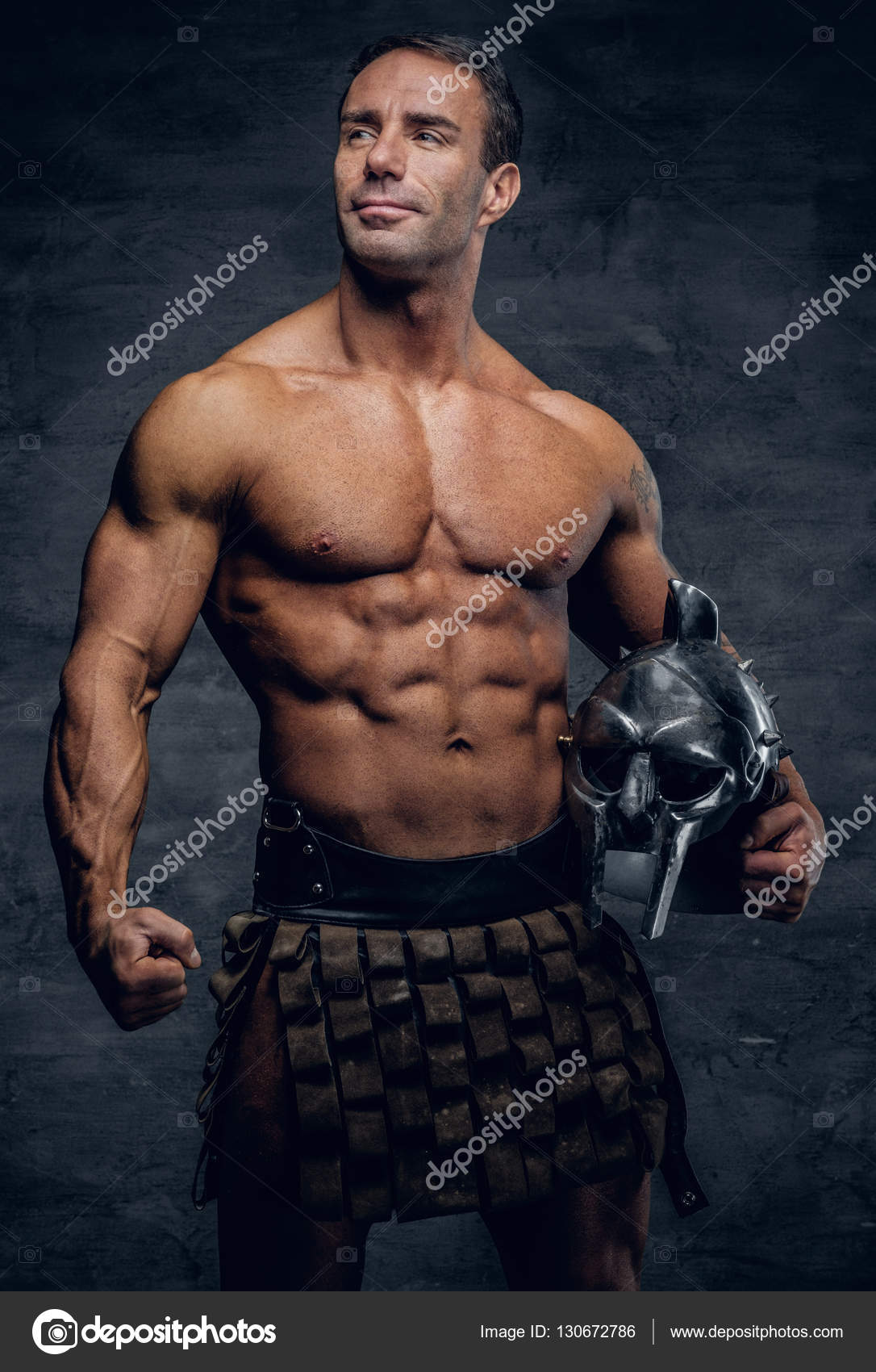 Homem com uma fantasia de soldado de Roma — Foto © fxquadro #130672786, image size:1086x1700