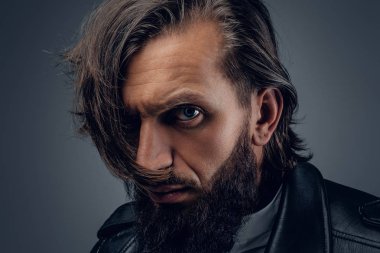Sakallı adam vahşi bir göz ile
