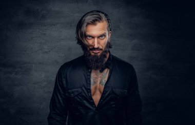 şık sakallı adam