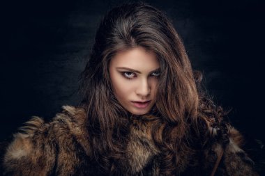 Sıcak bir kürk giymiş esmer kadın