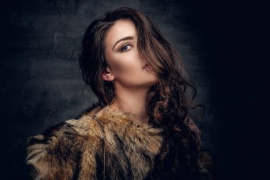 Bir kürk giymiş esmer kadın