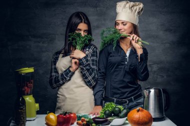 İki kadın sebze meyve suyu hazırlama