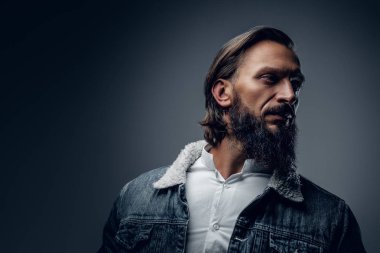 Uzun saçlı sakallı erkek.