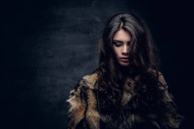 Kıvırcık saçlı bir kürk giymiş kadın