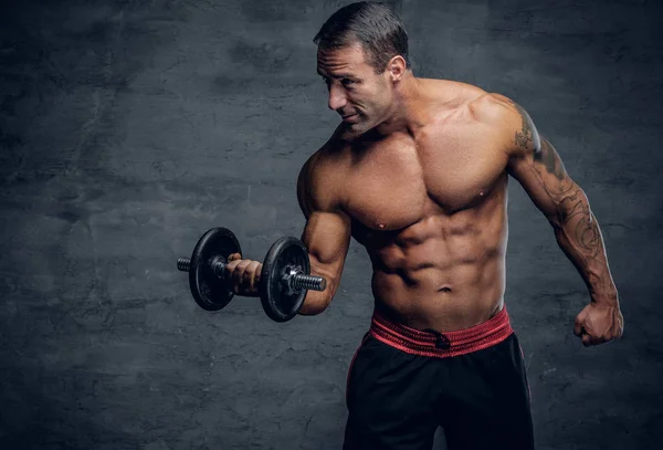 Shirtless middelbare leeftijd man houdt van halter — Stockfoto