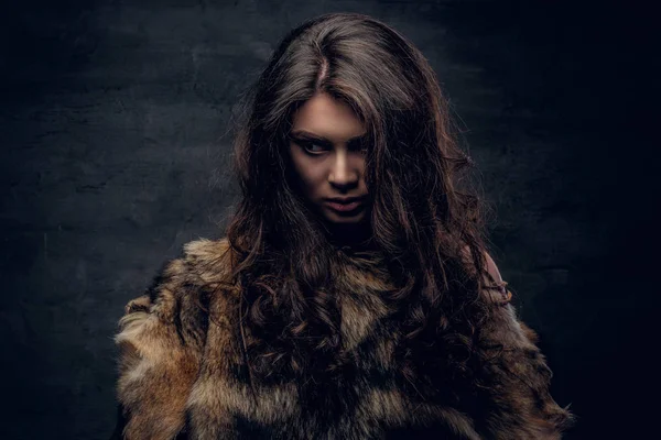 Mujer con el pelo rizado vestida con un abrigo de piel —  Fotos de Stock