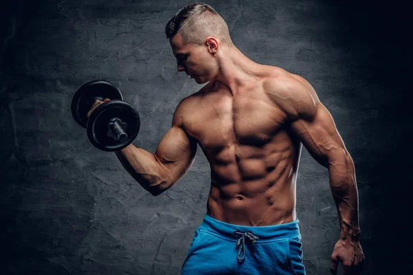 Hombre bronceado sosteniendo mancuerna — Foto de Stock