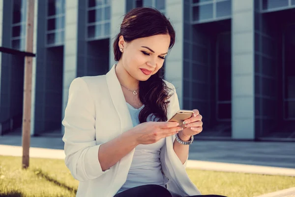 Vrouw texting, Sms op een smartphone — Stockfoto