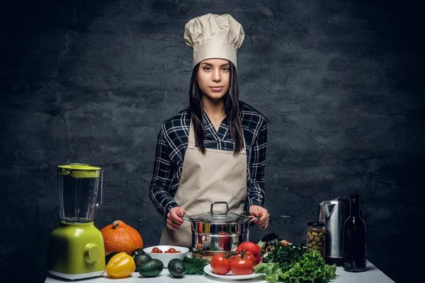 Femme chef avec un pot de cuisson — Photo