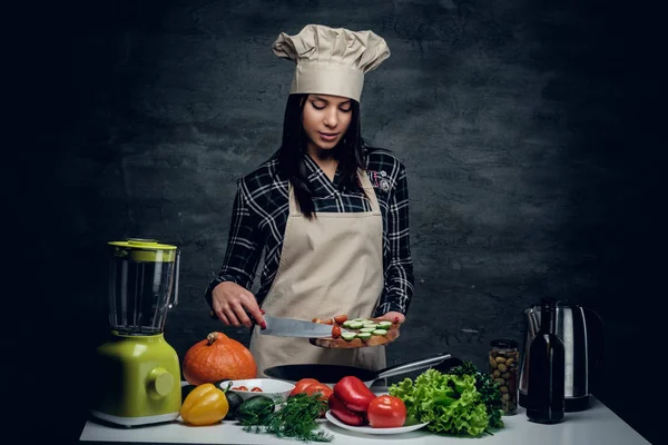 魅力的な料理女性カット野菜. — ストック写真