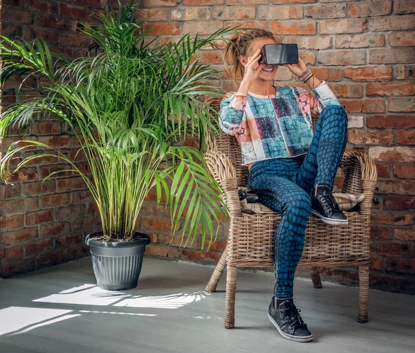 Menina usando óculos de realidade virtual — Fotografia de Stock