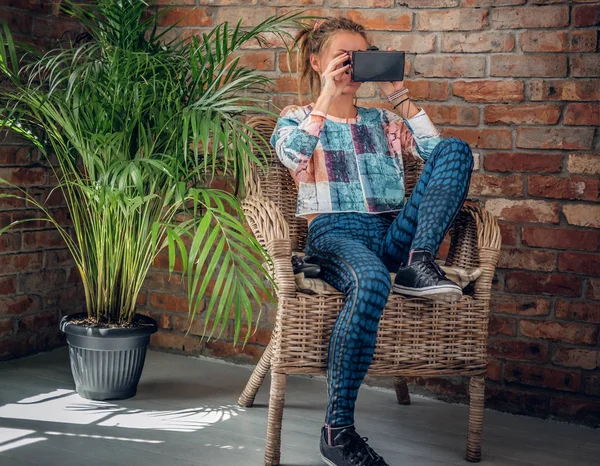 Дівчина використовує окуляри віртуальної реальності — стокове фото