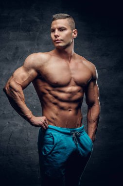 Gömleksiz atletik delikanlı