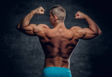 Gömleksiz sportif adam