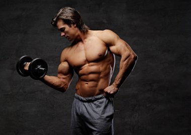 Gömleksiz karın erkek dumbbell tutar.