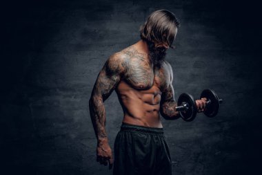 Dövmeli adam dumbbell tutar