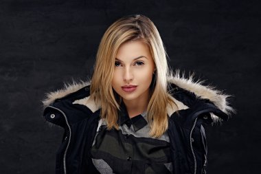 Kış ceket giymiş sarışın kadın 