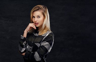 düşünceli genç kadın