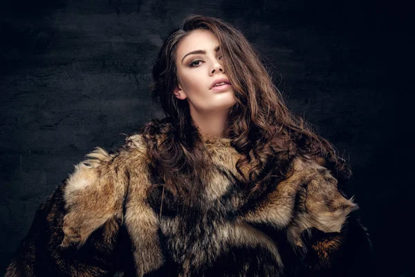 Sıcak bir kürk giymiş esmer kadın