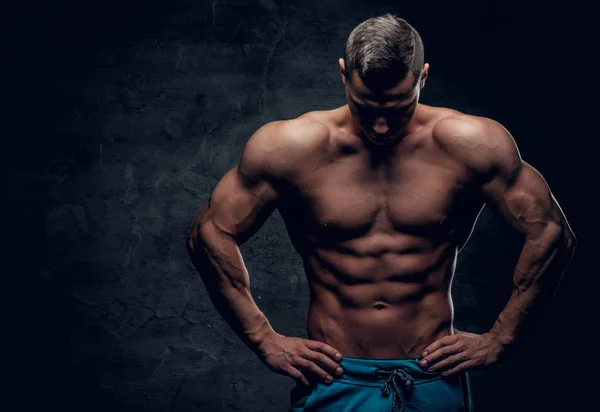 Joven hombre atlético sin camisa — Foto de Stock