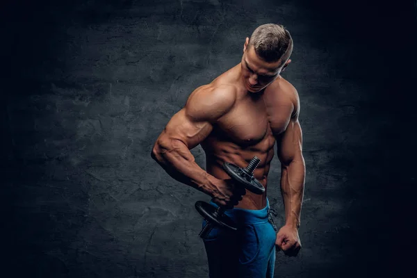 Hombre joven atlético sin camisa —  Fotos de Stock