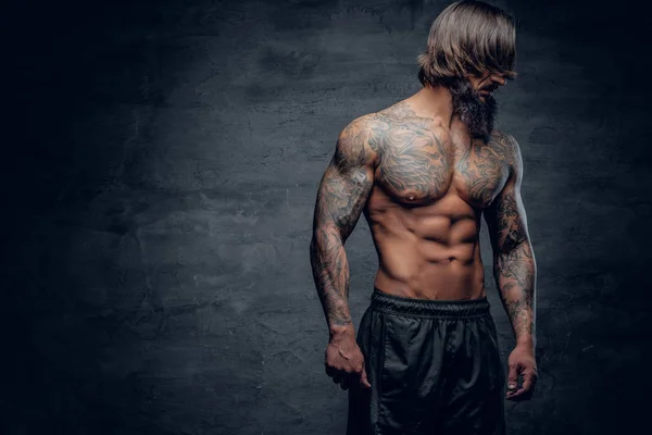 Uomo barbuto con corpo muscoloso tatuato — Foto Stock