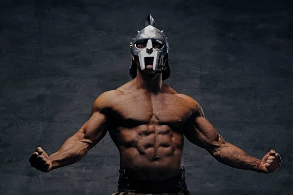 Muskulöser Mann im silbernen Gladiatorenhelm — Stockfoto