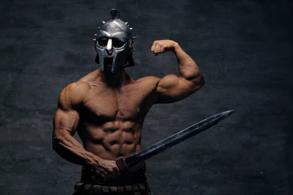 Мускулистый человек в серебряном гладиаторском шлеме — стоковое фото